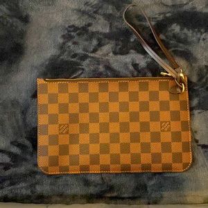 Louis Vuitton
Neverfull Pochette Damier Large